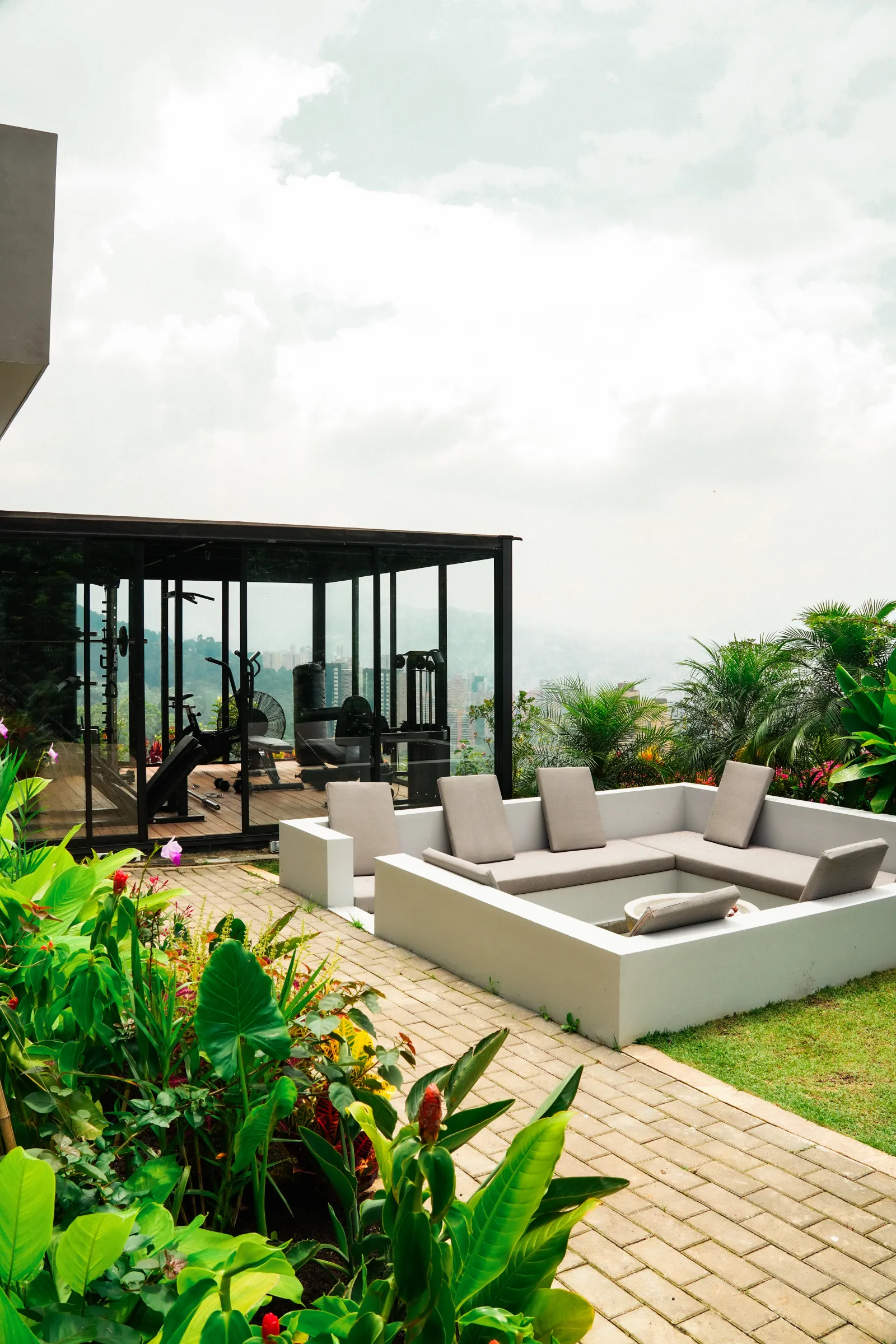 Terraza con vista panorámica a Medellín desde una mansión privada CLS