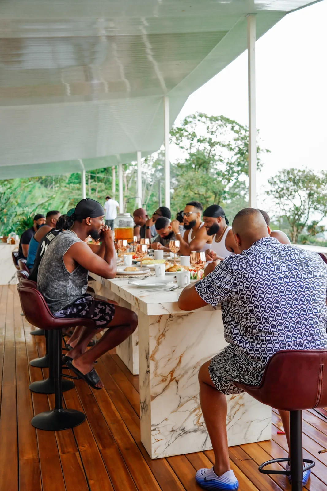Grupo de clientes CLS disfrutando una cena de chef privado en la terraza de una villa en Medellín