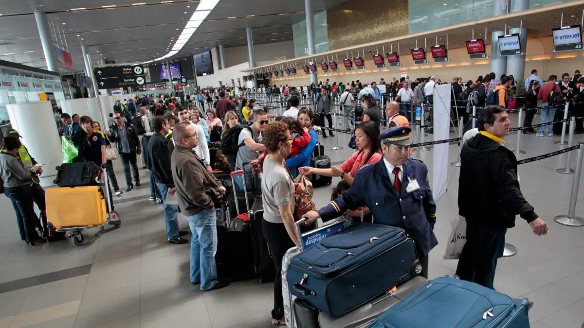 Fila larga en un aeropuerto, el tipo de fila que el fast track te ayuda a evitar