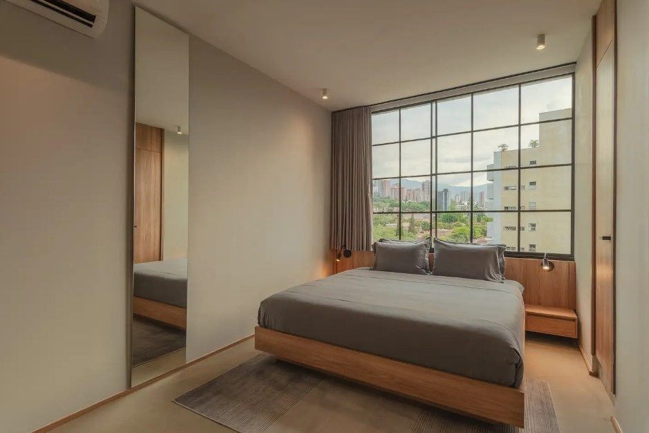 Habitación con ventana y vista a la ciudad en Ático, Medellín
