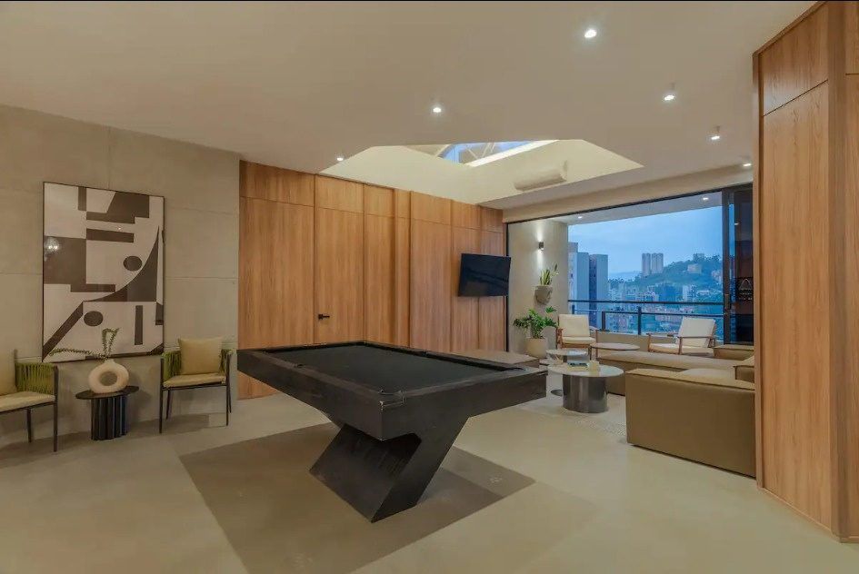 Sala con mesa de billar y vista a la ciudad en Ático, Medellín