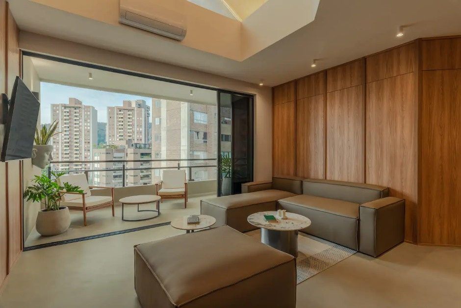 Lounge en balcón con panorámica de la ciudad en el penthouse Ático, Medellín