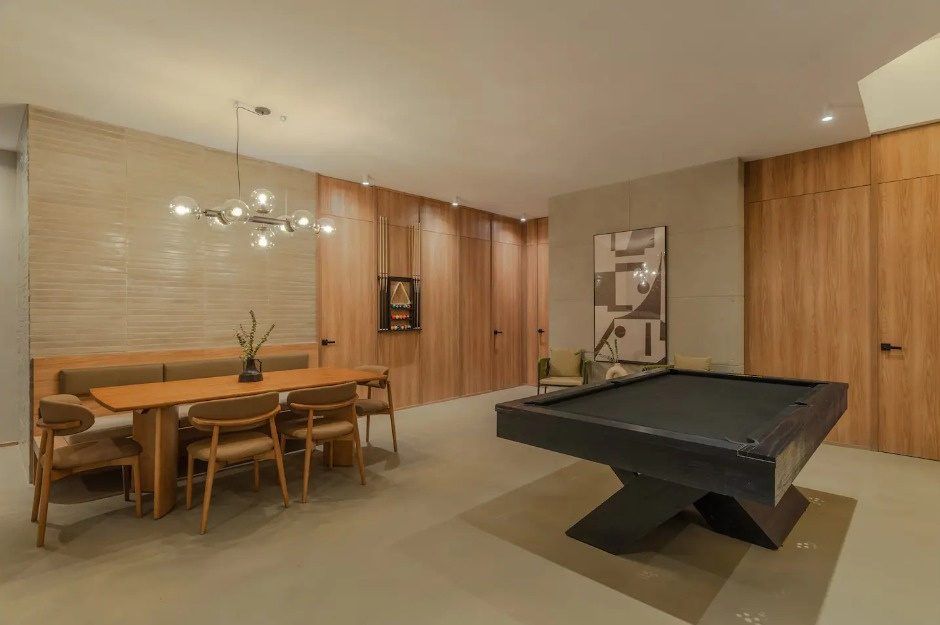 Comedor con paneles de madera y lámpara colgante en Ático, Medellín