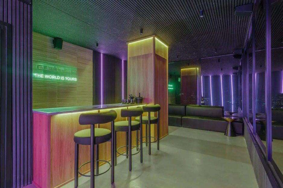 Barra de la discoteca privada con luces de neón en el penthouse Ático, Medellín