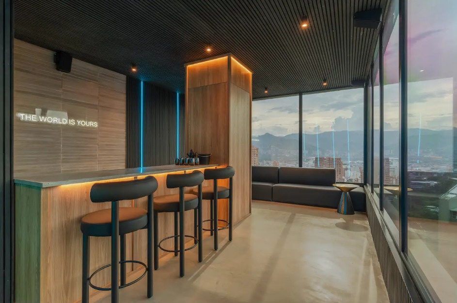 Barra de la discoteca con vista a la ciudad en Ático, Medellín