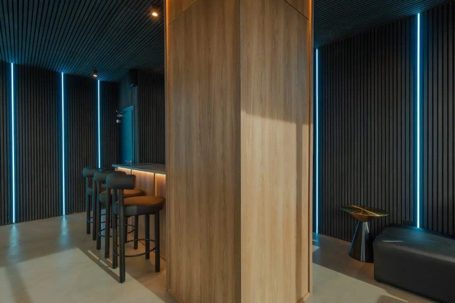 Lounge oscuro con luz azul en el penthouse Ático, Medellín