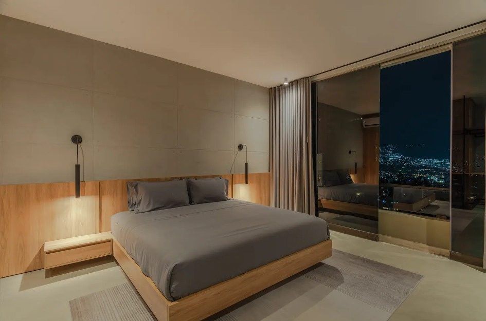 Habitación con vista nocturna de la ciudad en Ático, Medellín