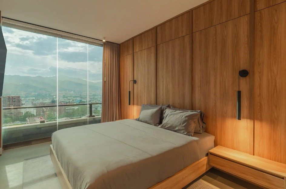 Habitación con vista a las montañas a través de vidrio de piso a techo en Ático, Medellín