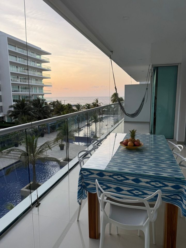Balcón con vista al mar y hamaca en Boquilla Loft, La Boquilla, Cartagena