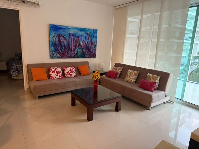 Sala con puertas de vidrio corredizas en Boquilla Loft, Cartagena