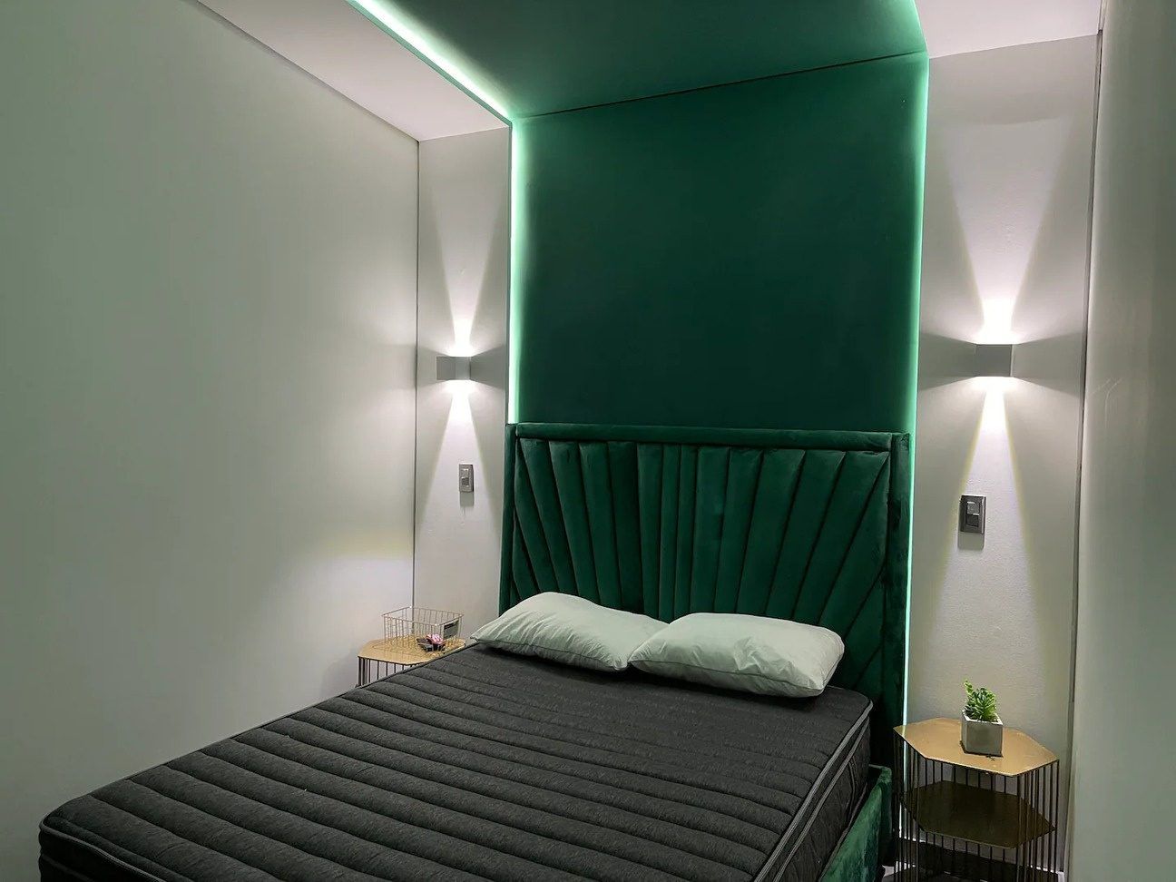 Habitación con iluminación de pared en Emerald, Medellín