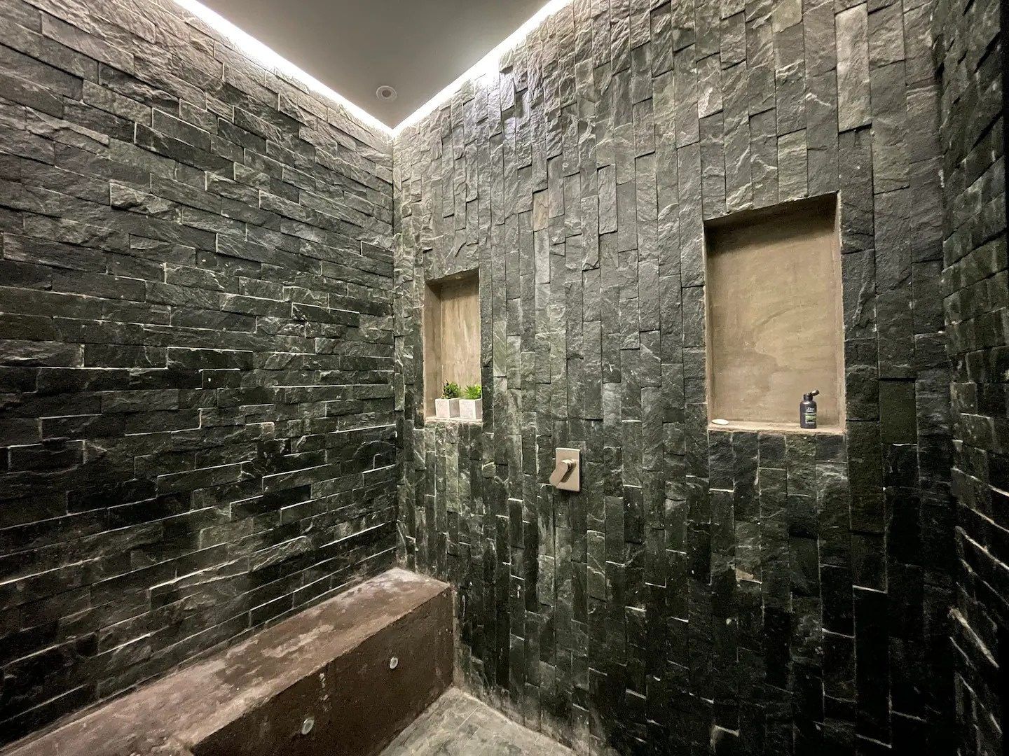 Baño revestido en piedra en Emerald, Medellín