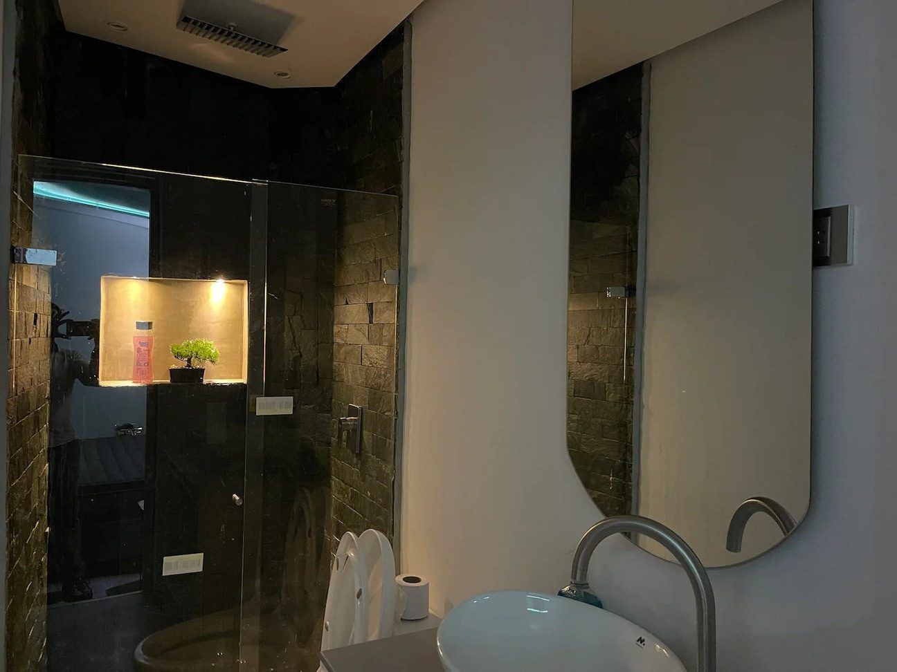 Baño con ducha amplia en Emerald, Medellín