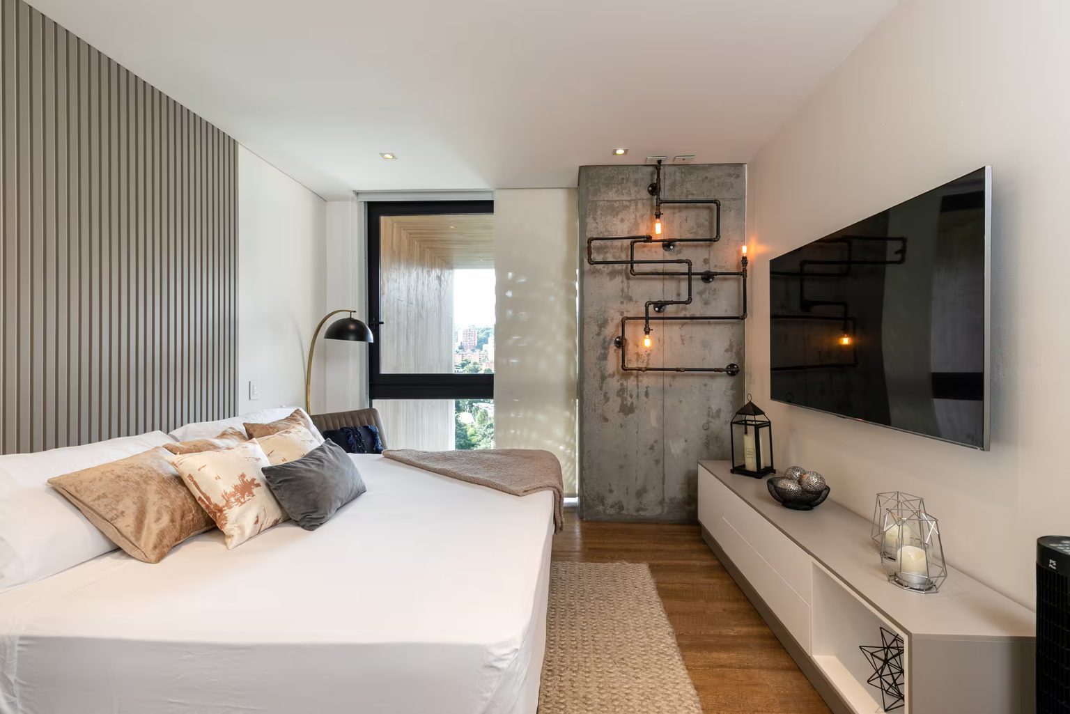 King bed and TV in the bedroom at Energy 1201, Medellin