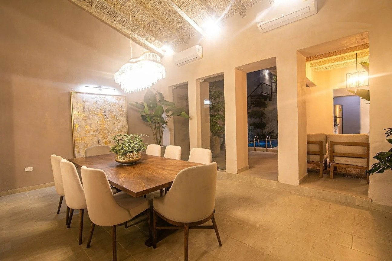 Dining room for eight at Iconic Center, Cartagena