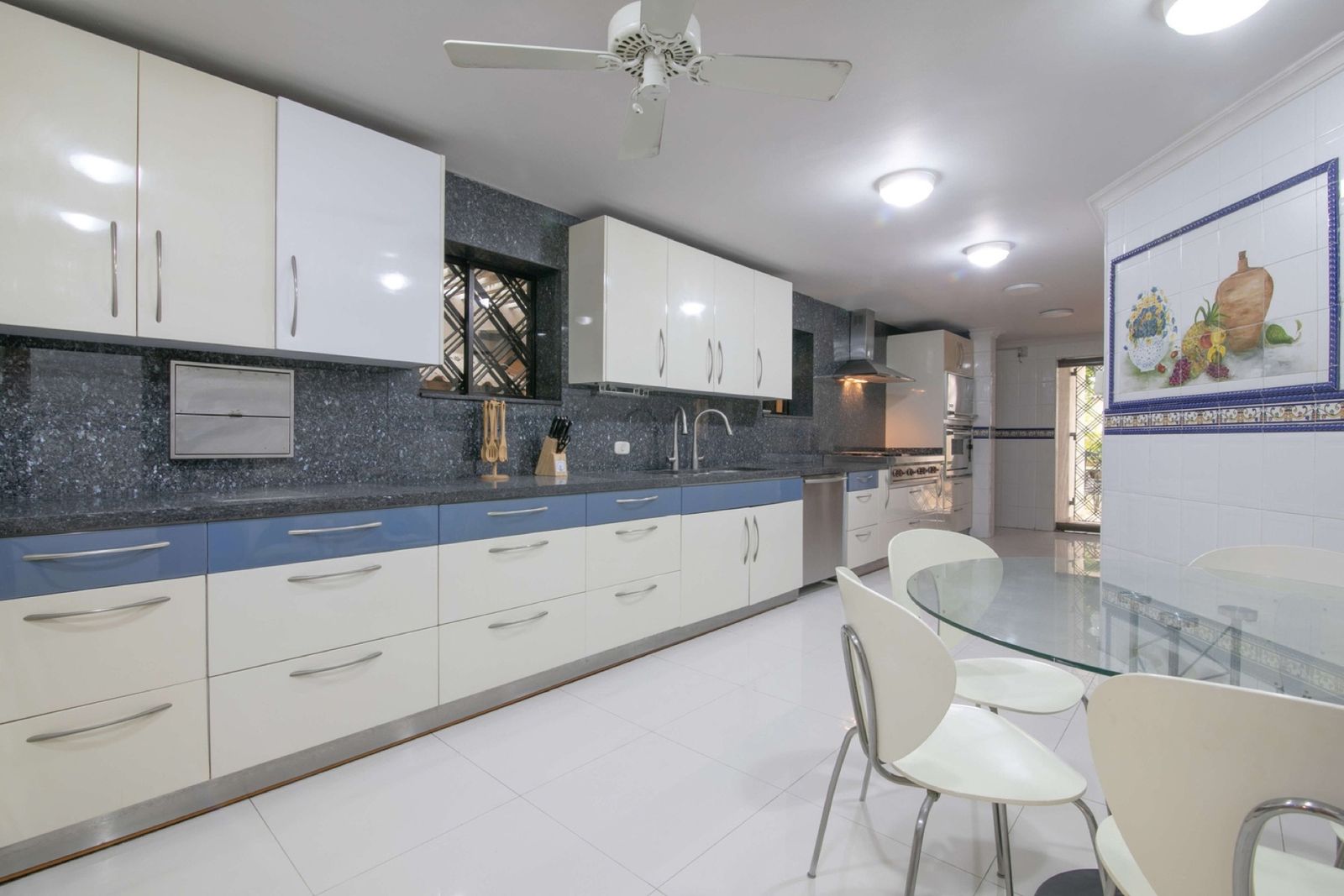 Kitchen with breakfast table at Mar House, Cartagena