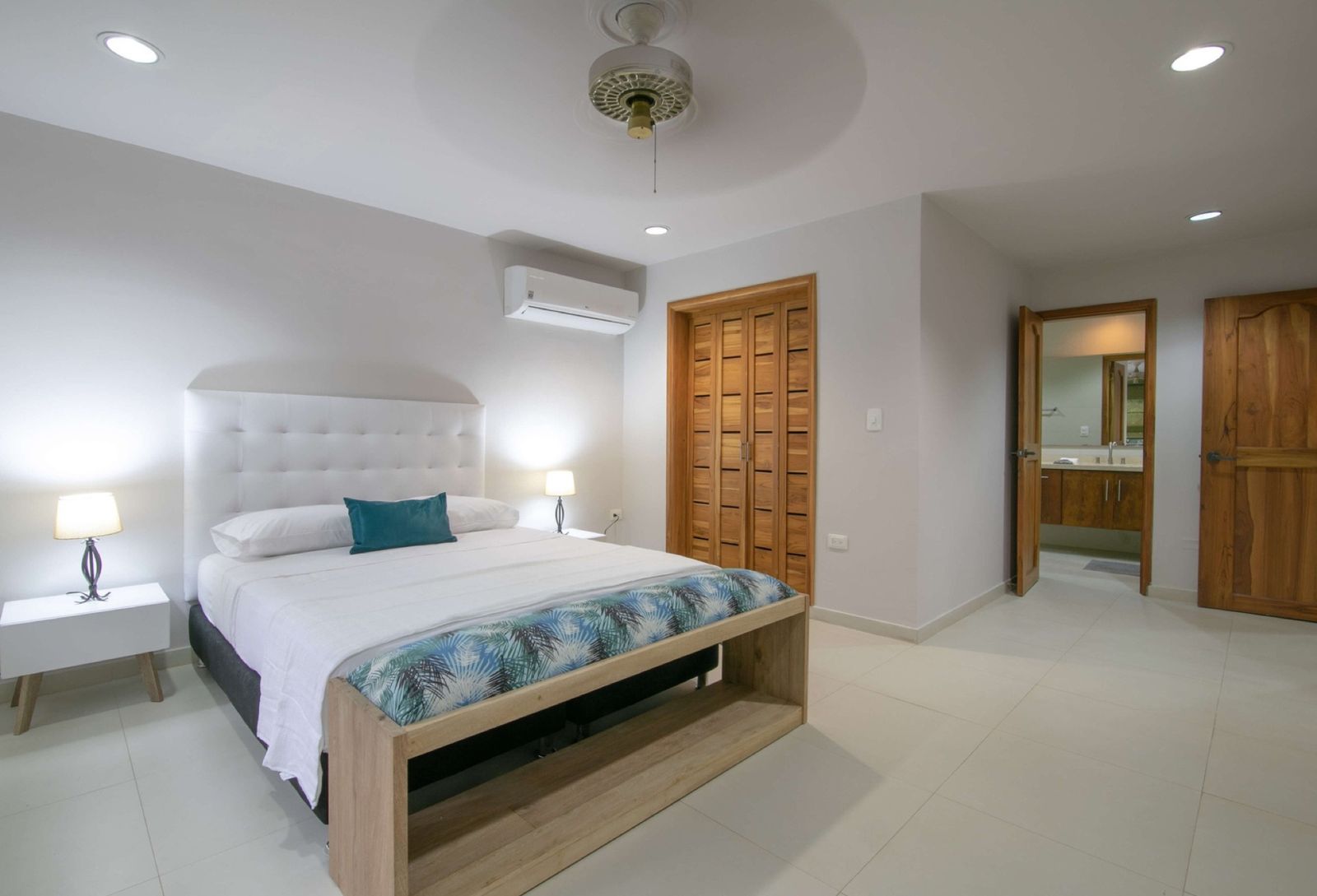 Air conditioned bedroom with double bed at Mar House, Bocagrande