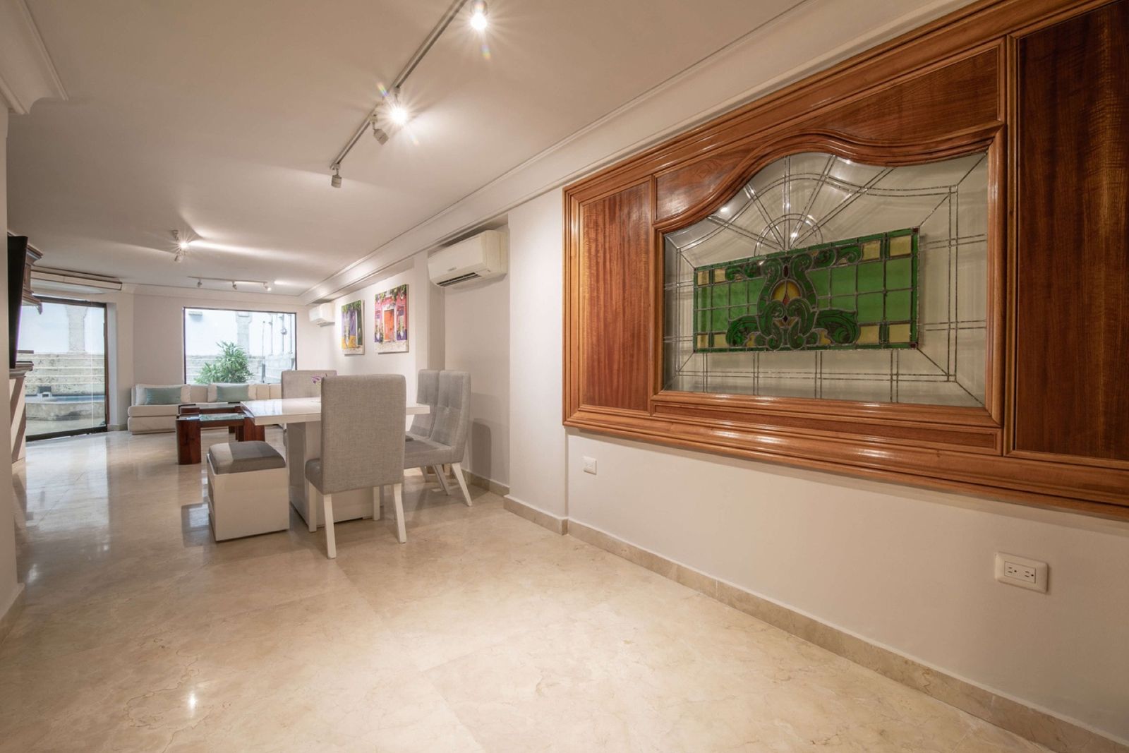 Dining area with stained glass panel at Mar House, Bocagrande