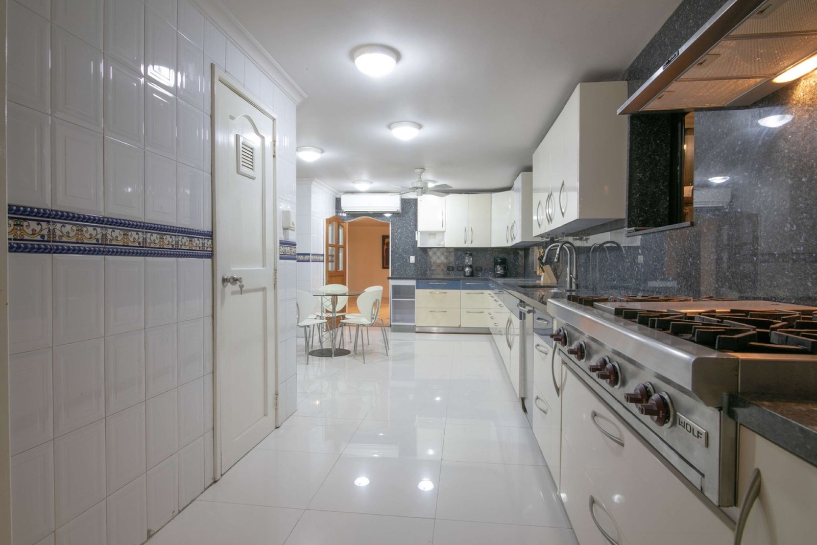 Fully equipped kitchen with gas range at Mar House, Cartagena