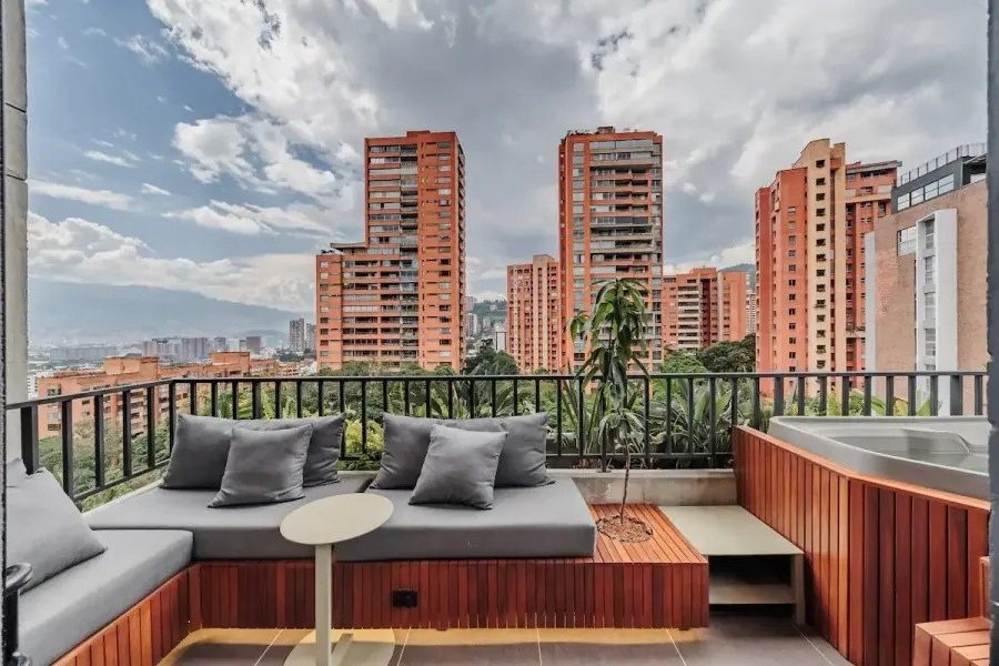 Balcón privado con jacuzzi y vista a la ciudad en Morph, El Poblado, Medellín