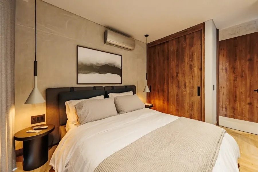Habitación queen con clóset de madera en Morph