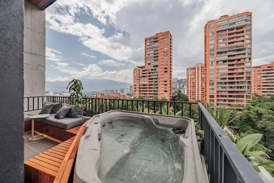 Jacuzzi privado en el balcón de Morph, Medellín