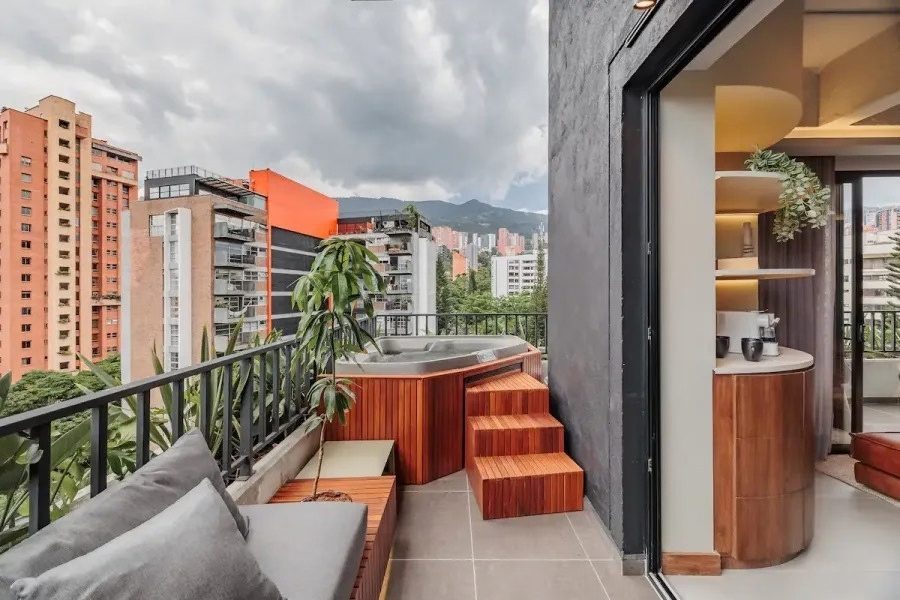 Sala exterior y jacuzzi en el balcón de Morph, El Poblado