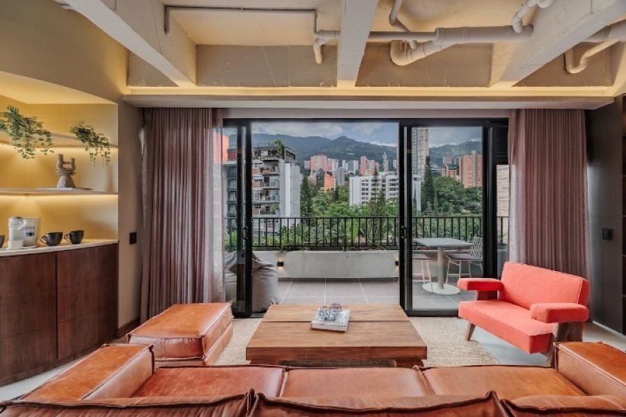 Sala que abre al balcón en Morph, Medellín