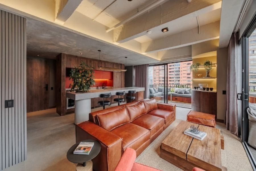 Sala con sofá de cuero y barra de cocina en Morph
