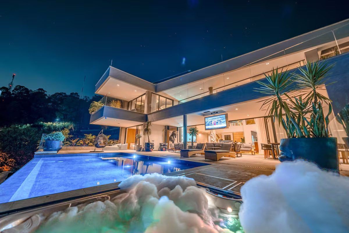 Villa Palmas Royal View en Las Palmas, Medellín, iluminada de noche junto a la piscina