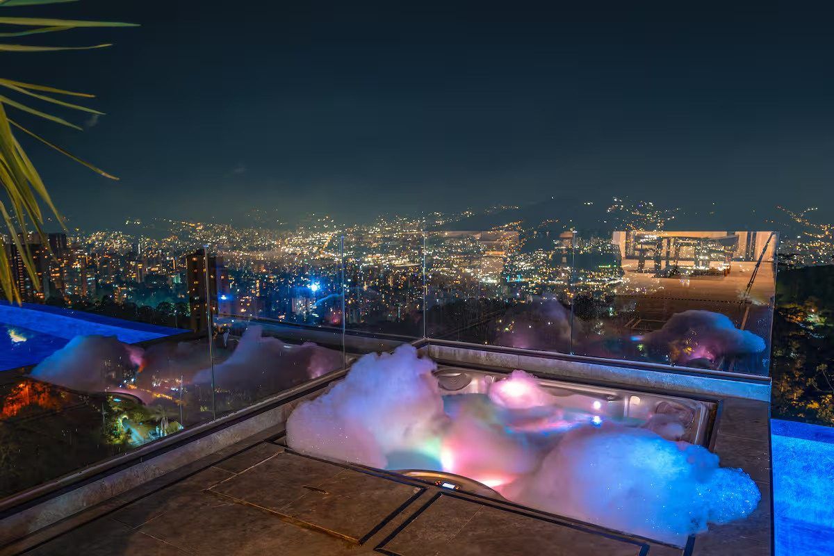 Jacuzzi de noche con vista a las luces de la ciudad, Palmas Royal View, Medellín