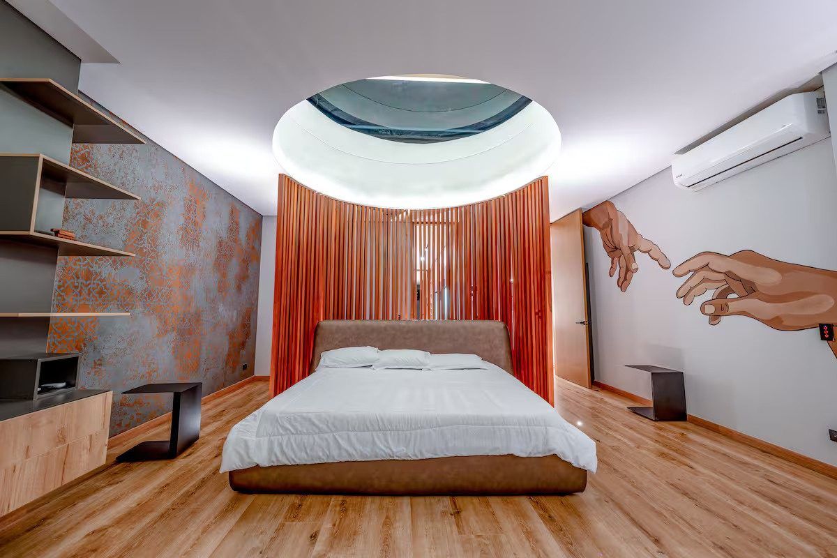 Habitación con claraboya circular y arte, Palmas Royal View, Medellín