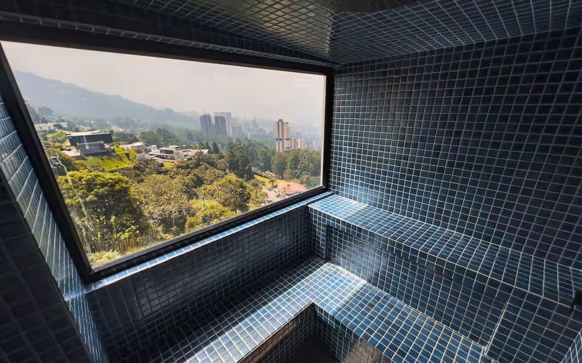 Baño turco con ventana hacia las montañas de Medellín, Palmas Royal View