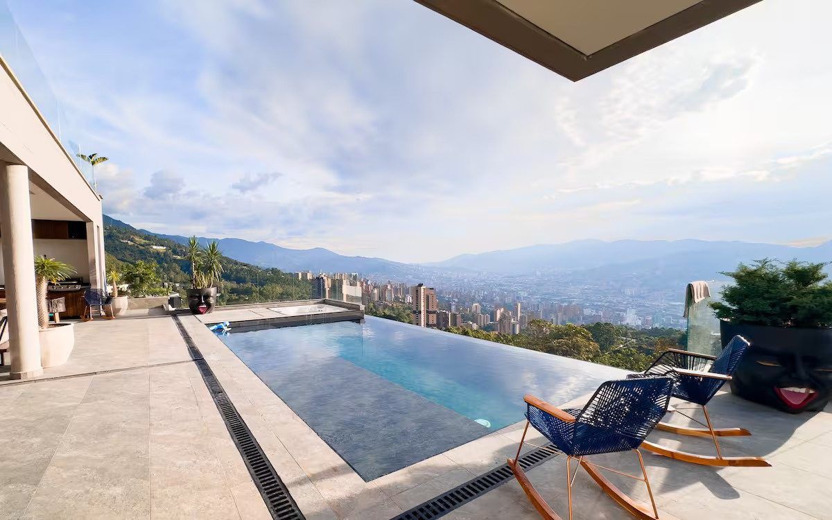 Piscina infinita y terraza con vista al valle de Medellín en Palmas Royal View