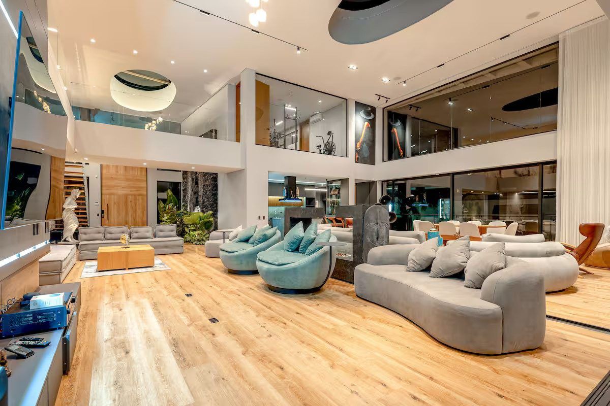 Sala de doble altura con zona de estar en Palmas Royal View, Medellín