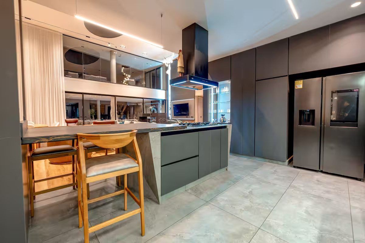 Cocina gourmet con isla y bancos en Palmas Royal View, Medellín