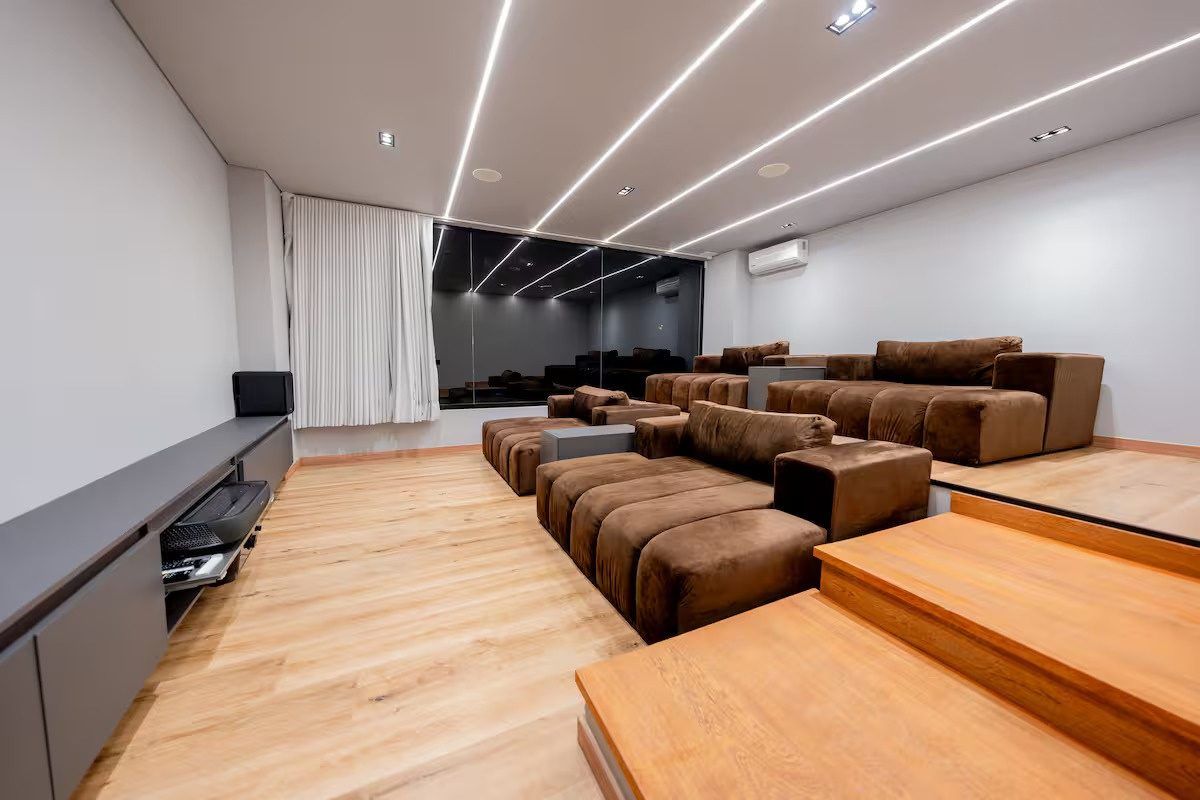 Sala de cine privada con sofás escalonados en Palmas Royal View, Medellín