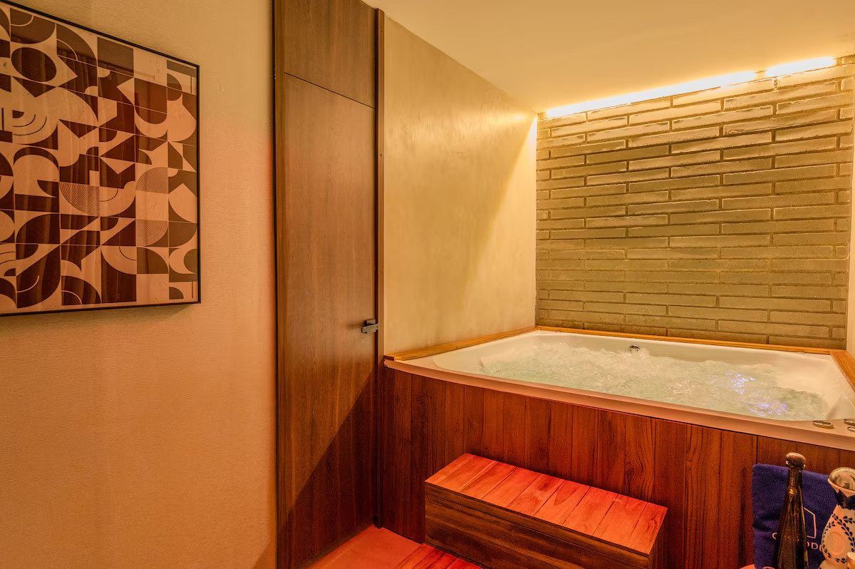 Jacuzzi in a wood-lined room at Provenza 3 villa, Medellin