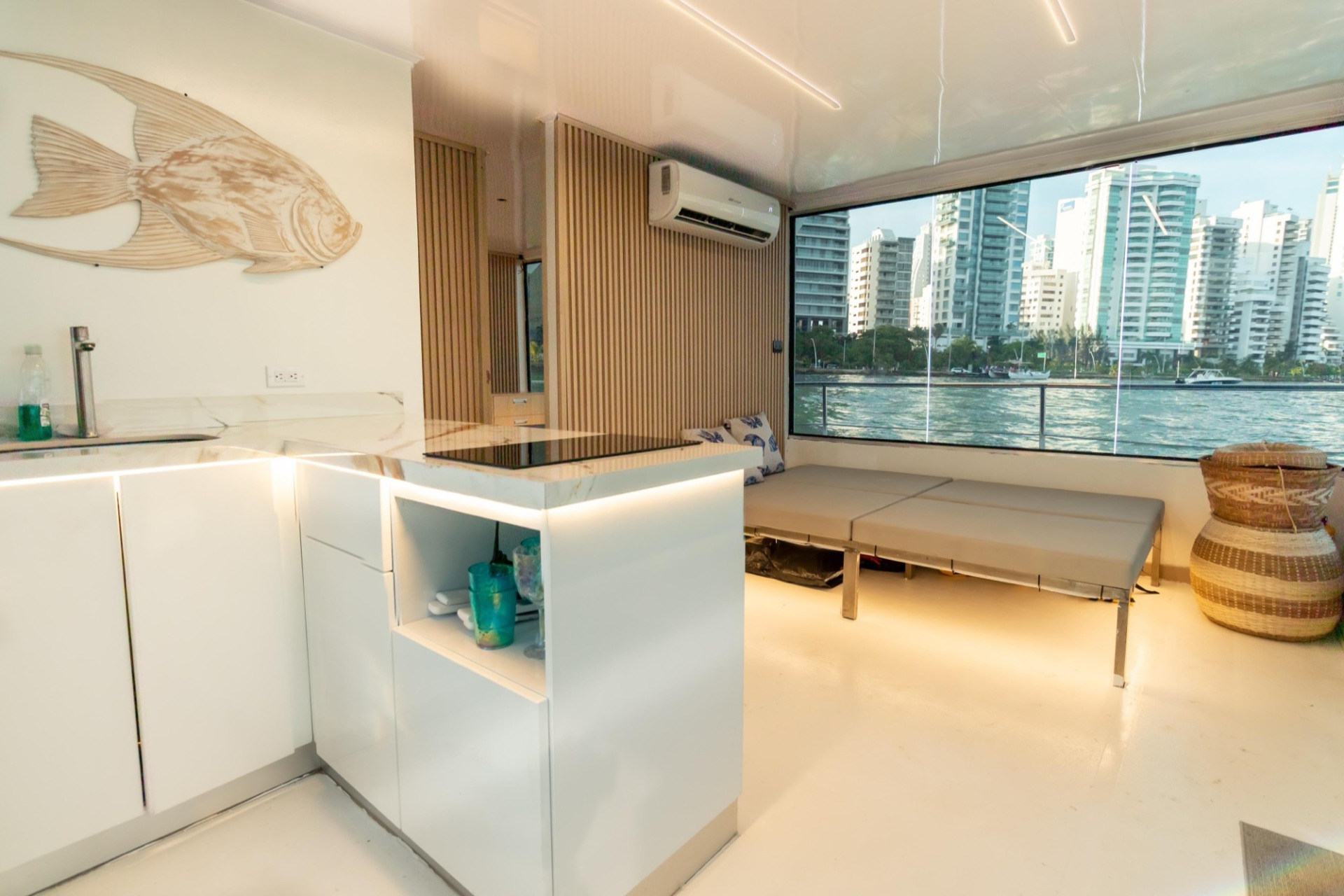 Sala con aire acondicionado y cocina del catamarán SOUL
