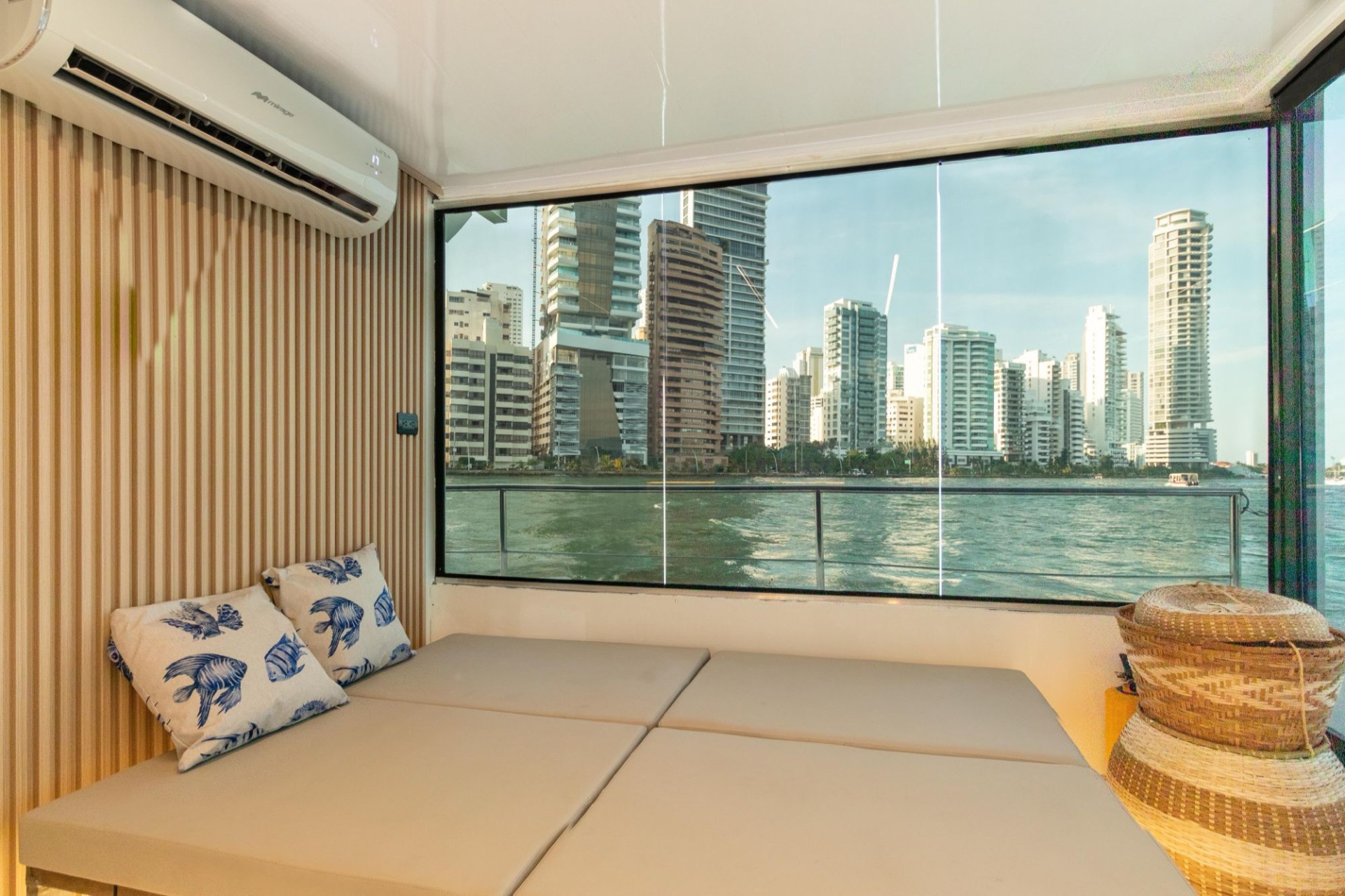 Sala con ventanal panorámico sobre la bahía de Cartagena en el catamarán SOUL
