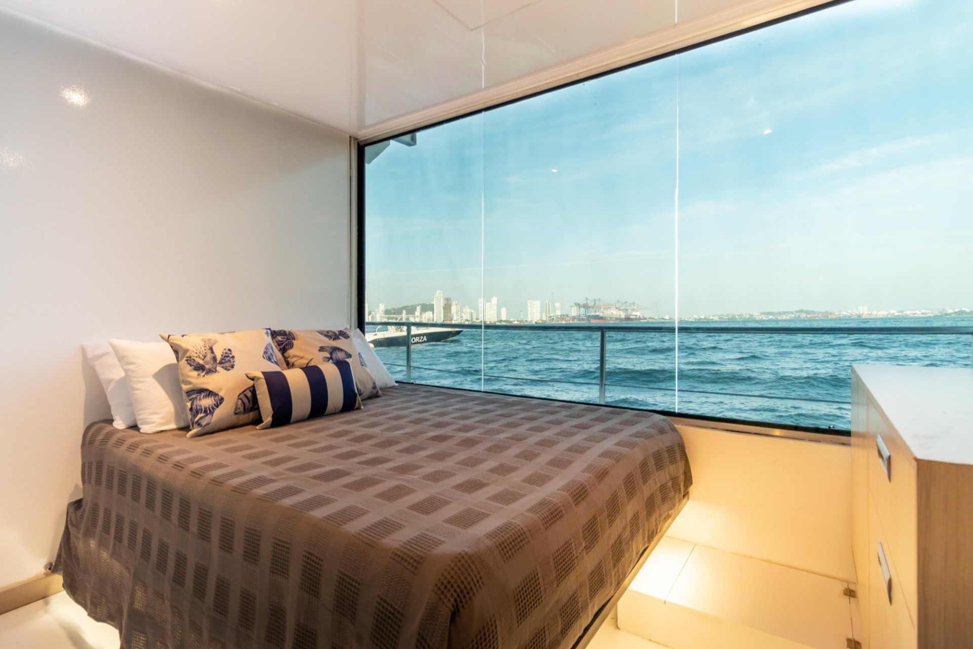 Habitación con aire acondicionado y ventanal al mar a bordo del catamarán SOUL