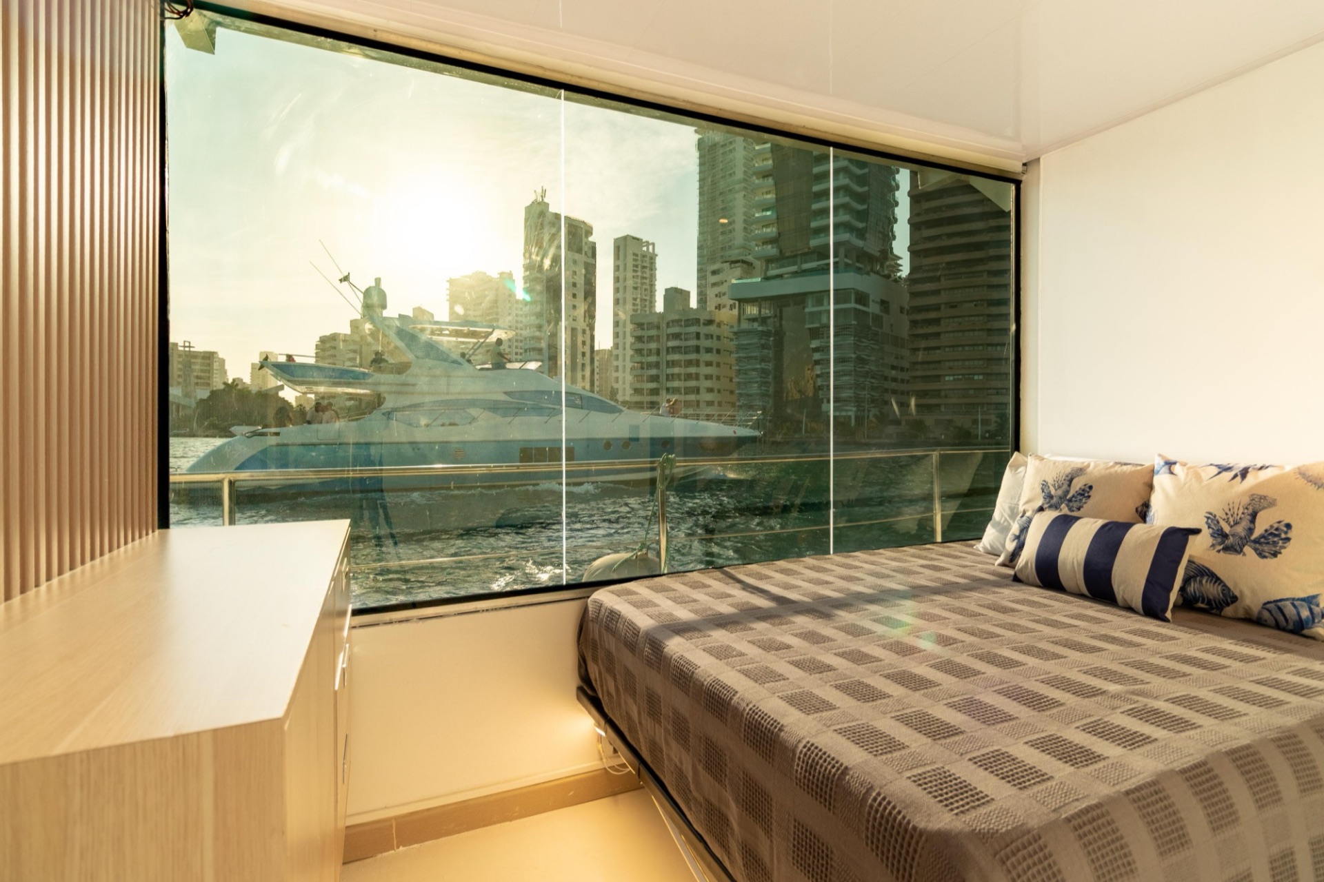 Segunda habitación del catamarán SOUL con ventanal de piso a techo sobre la bahía