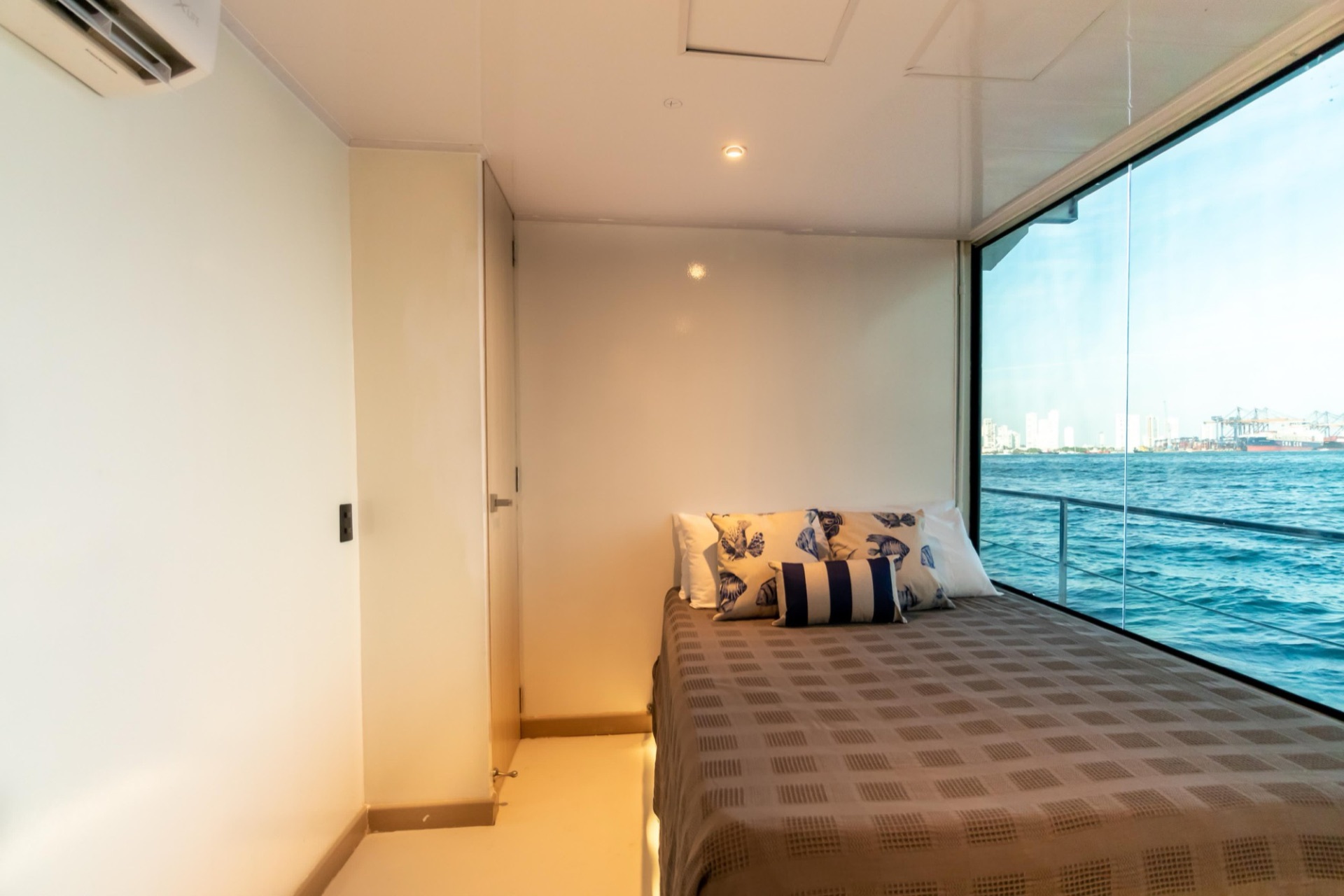Habitación con baño privado y vista al mar en el catamarán SOUL, Cartagena