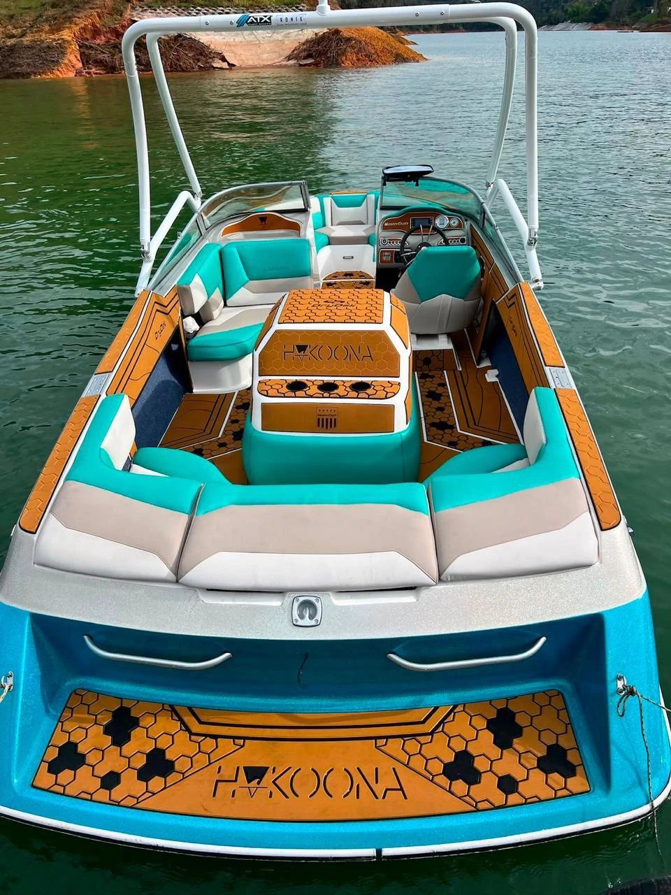 Sillas lounge y plataforma de baño del bote de wakeboard Mastercraft en Guatapé