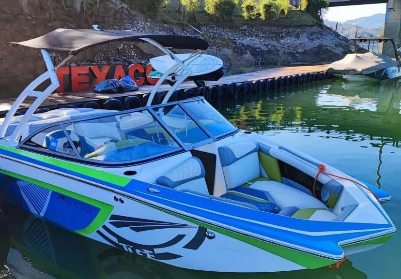 Bote de wakeboard Tigé con torre y tablas en Guatapé