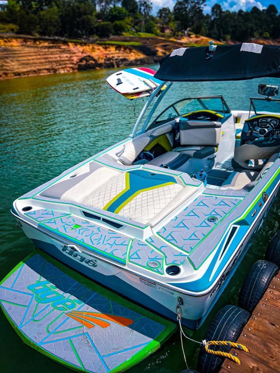 Lounge de popa y plataforma de baño del bote de wakeboard Tigé en Guatapé