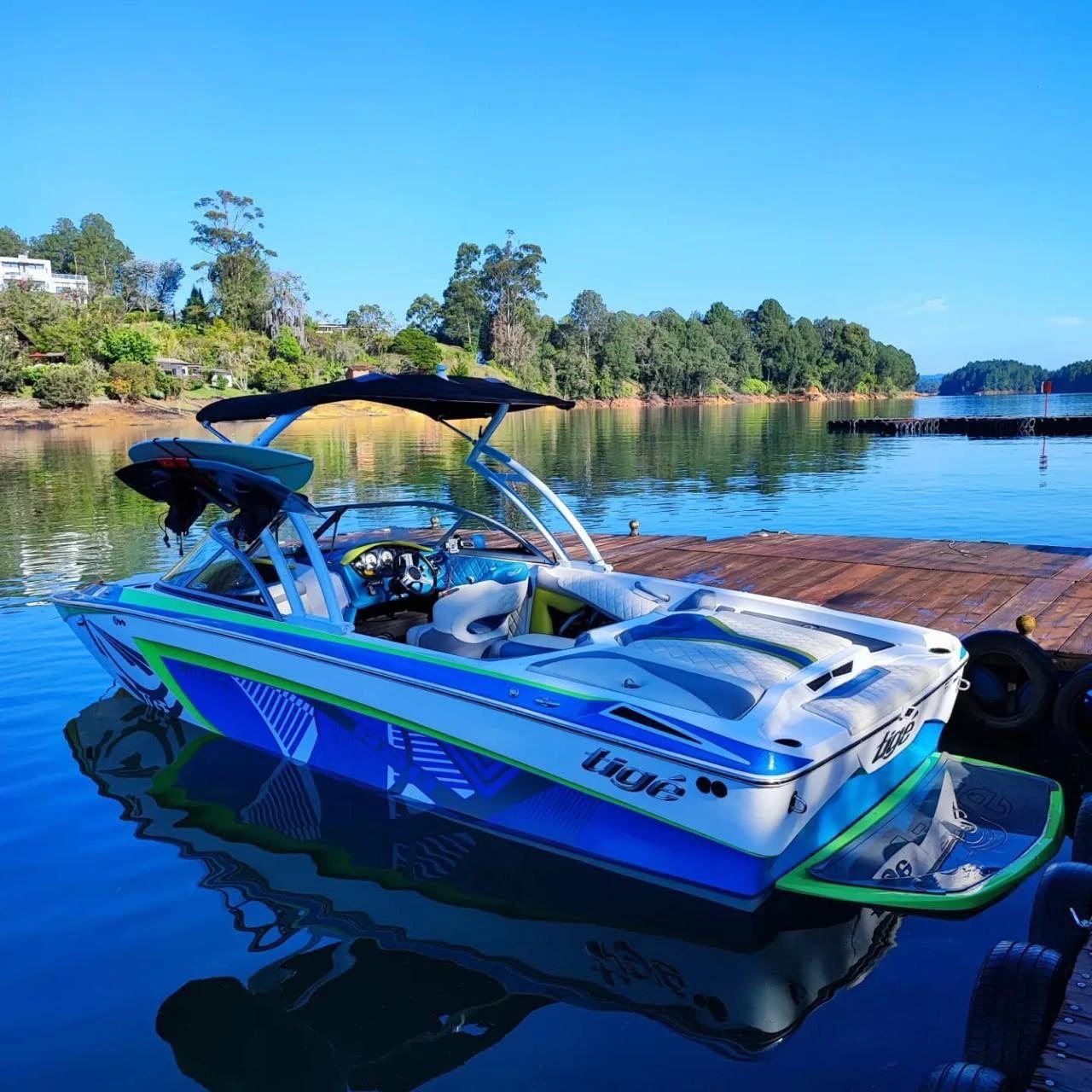 Bote de wakeboard Tigé en el muelle del embalse de Guatapé