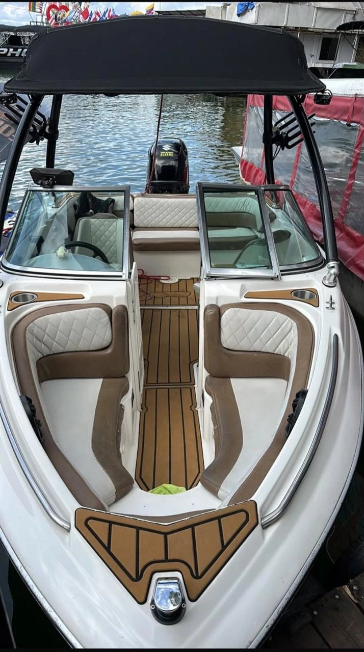 Sillas de proa del bote de wakeboard White Nevetz en Guatapé