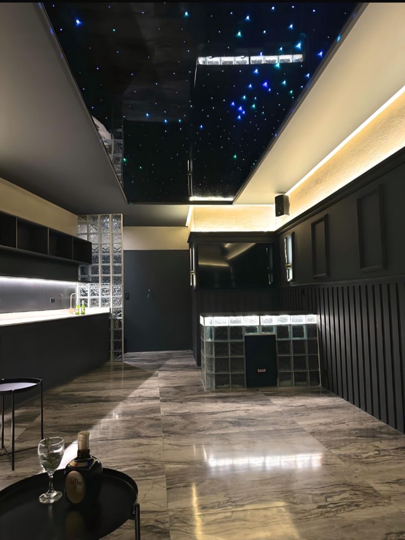 Black Room in Medellín: glass-block DJ booth, bar counter and starlit ceiling