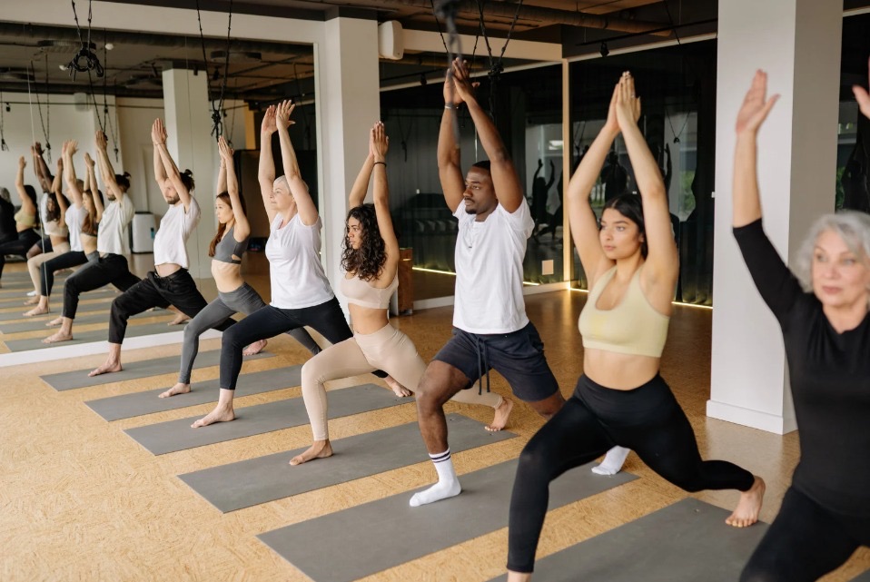 Grupo de yoga en una sesión guiada con mats